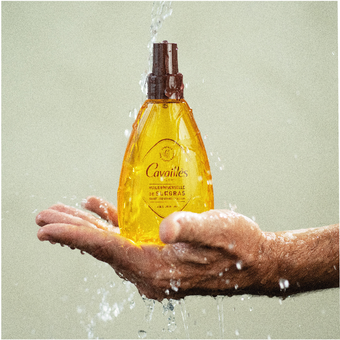 Flacon Huile Cavailles sous de l'eau versée